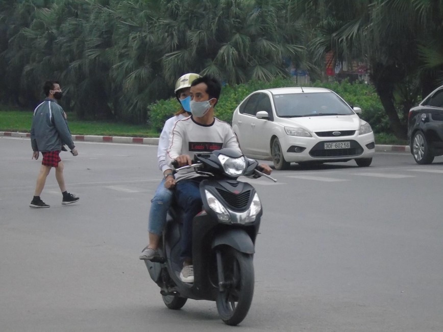 Duong dong, nhieu nguoi khong doi mu bao hiem trong mua dich - Hinh anh 5