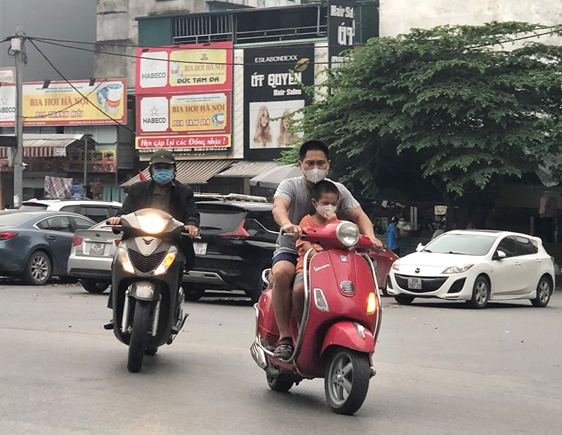 Duong dong, nhieu nguoi khong doi mu bao hiem trong mua dich - Hinh anh 7