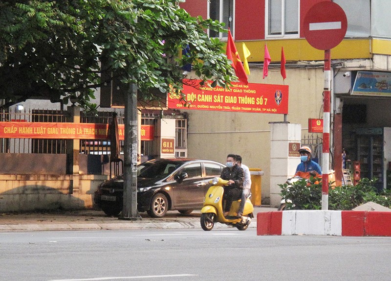 Duong dong, nhieu nguoi khong doi mu bao hiem trong mua dich - Hinh anh 2