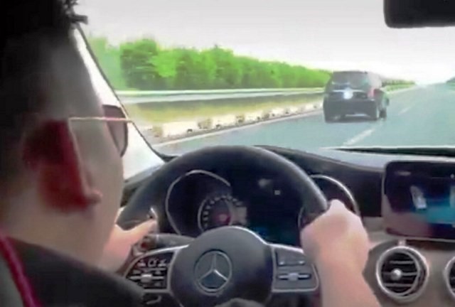 Tai xe xe Mercedes chay 234km/h tren cao toc la ai? - Hinh anh 1