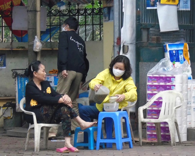 Duong dong, nhieu nguoi khong doi mu bao hiem trong mua dich - Hinh anh 9