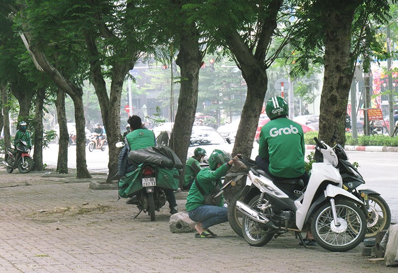 [Anh] Nhieu nguoi dan phot lo quy dinh, van tap trung dong nguoi ngoai duong pho - Hinh anh 5