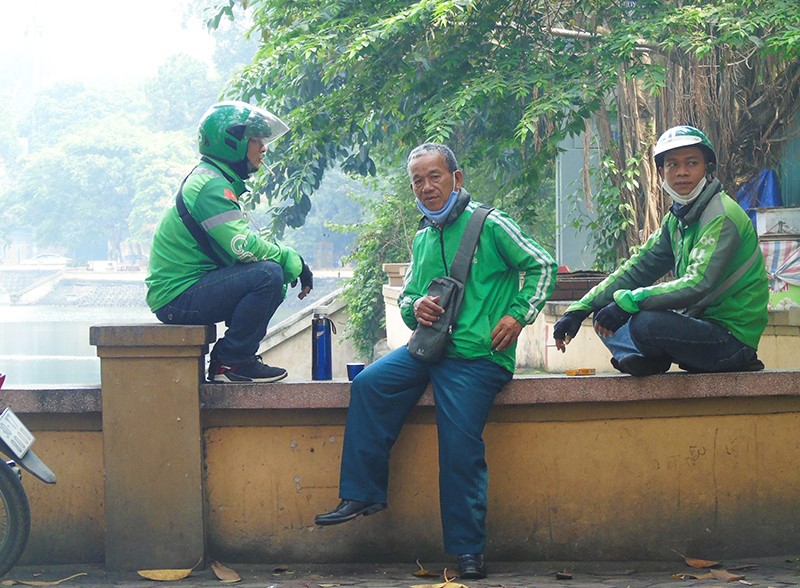 [Anh] Nhieu nguoi dan phot lo quy dinh, van tap trung dong nguoi ngoai duong pho - Hinh anh 6