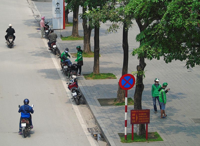 [Anh] Nhieu nguoi dan phot lo quy dinh, van tap trung dong nguoi ngoai duong pho - Hinh anh 4