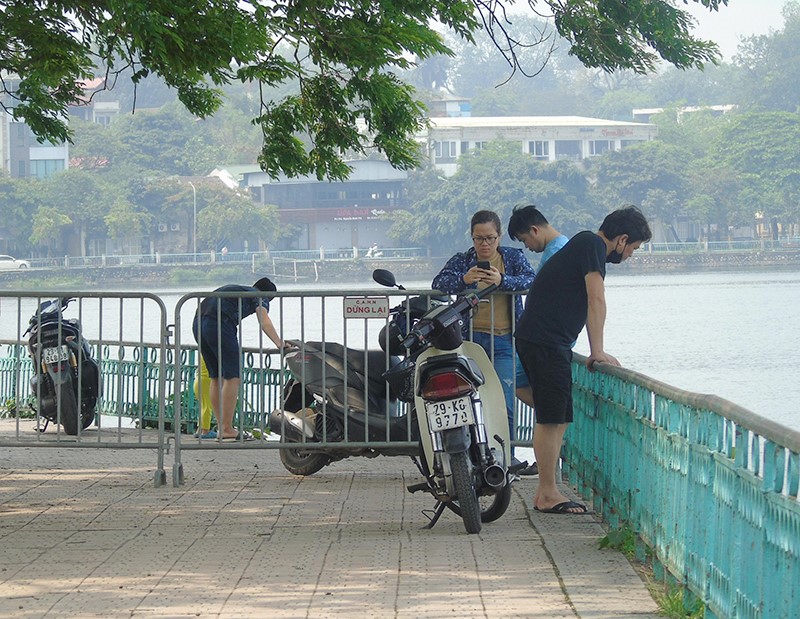 [Anh] Nhieu nguoi dan phot lo quy dinh, van tap trung dong nguoi ngoai duong pho - Hinh anh 1