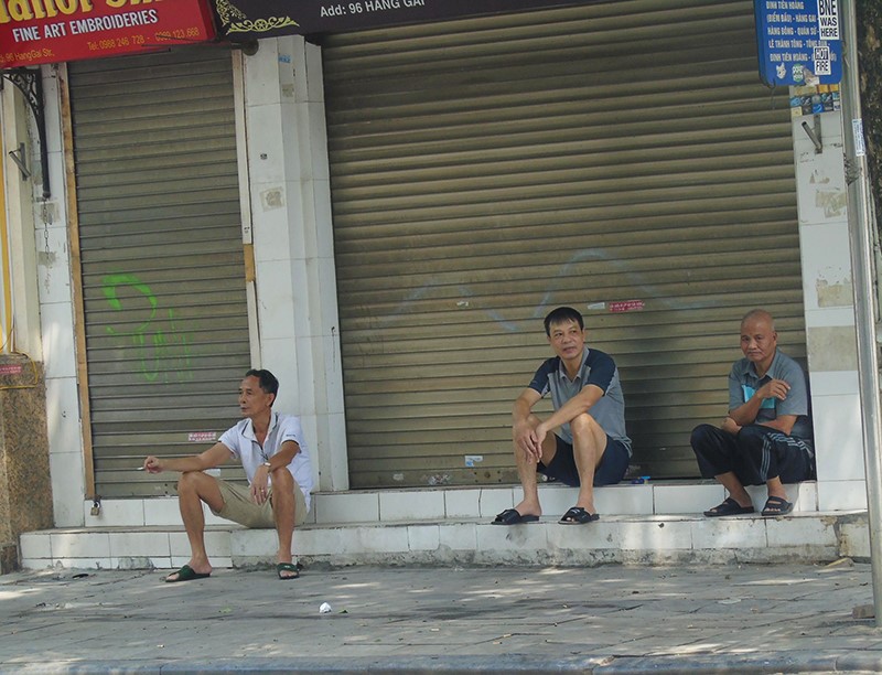 [Anh] Nhieu nguoi dan phot lo quy dinh, van tap trung dong nguoi ngoai duong pho - Hinh anh 2