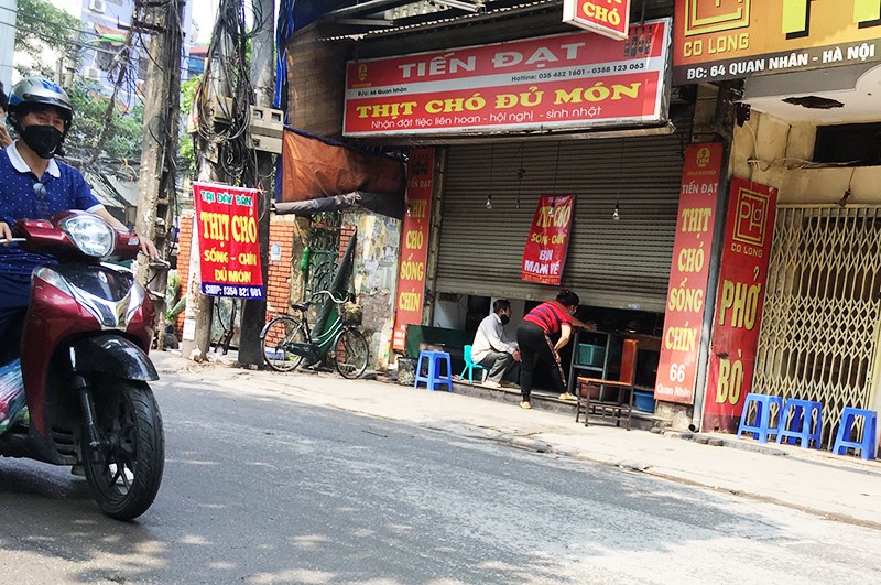 [Anh] Nhieu nguoi dan phot lo quy dinh, van tap trung dong nguoi ngoai duong pho - Hinh anh 8