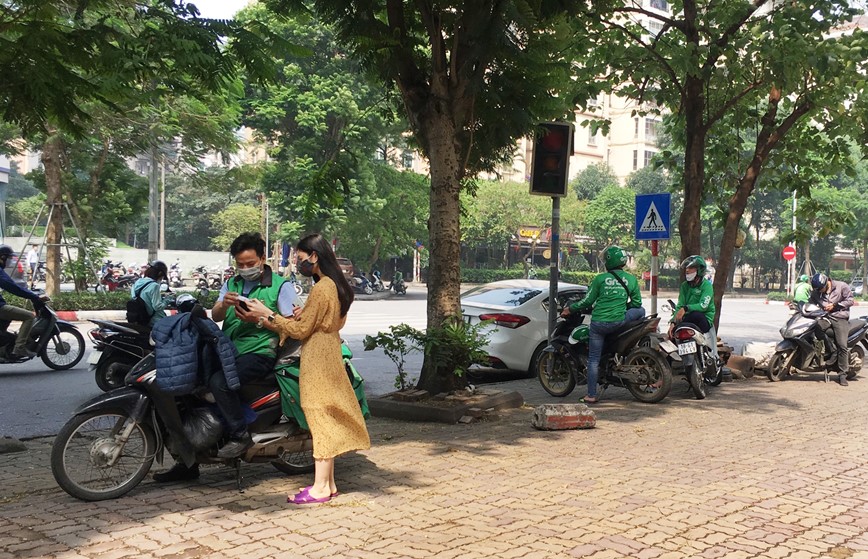 [Anh] Nhieu nguoi dan phot lo quy dinh, van tap trung dong nguoi ngoai duong pho - Hinh anh 7