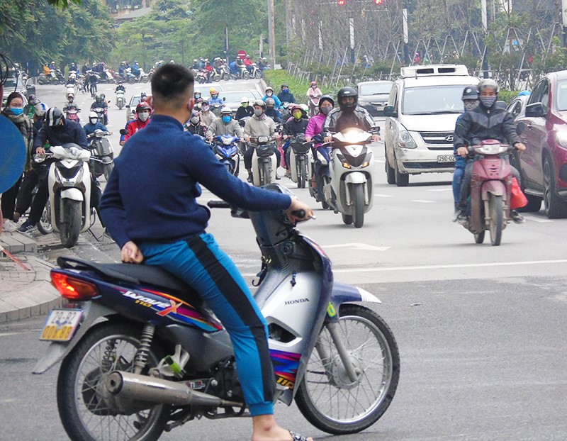 [Anh] Nhieu nguoi dan phot lo quy dinh, van tap trung dong nguoi ngoai duong pho - Hinh anh 3