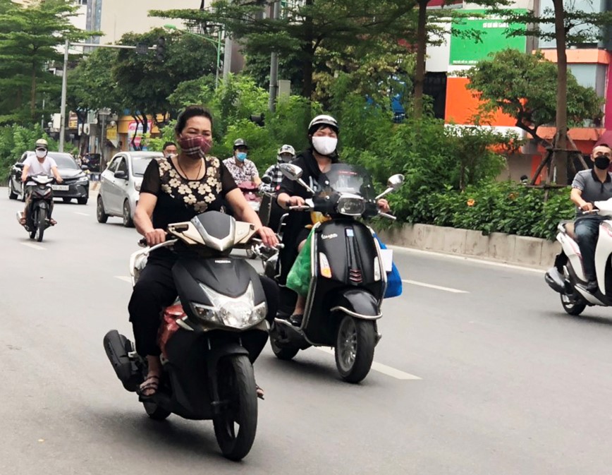 [Anh] Ha Noi: Duong pho dong duc trong ngay dau tuan - Hinh anh 11