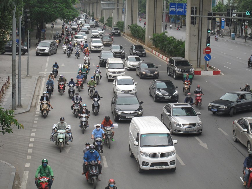 [Anh] Ha Noi: Duong pho dong duc trong ngay dau tuan - Hinh anh 4