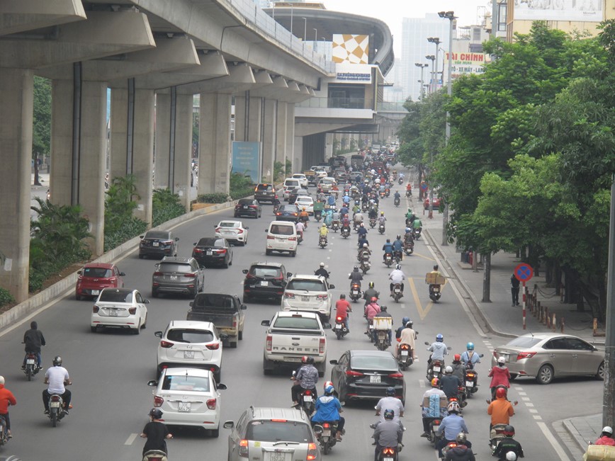 [Anh] Ha Noi: Duong pho dong duc trong ngay dau tuan - Hinh anh 5