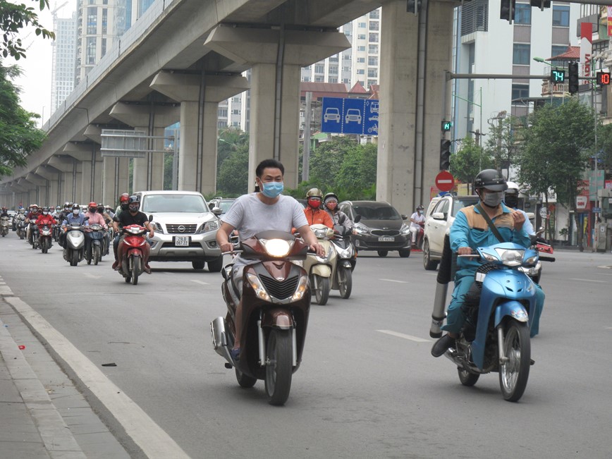 [Anh] Ha Noi: Duong pho dong duc trong ngay dau tuan - Hinh anh 10