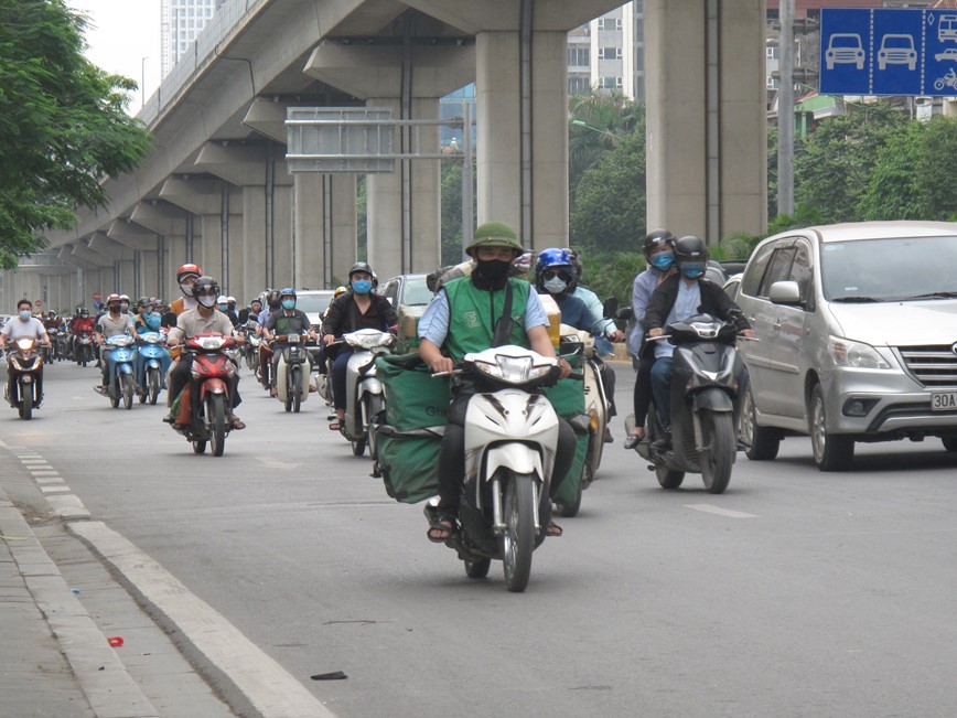 [Anh] Ha Noi: Duong pho dong duc trong ngay dau tuan - Hinh anh 6