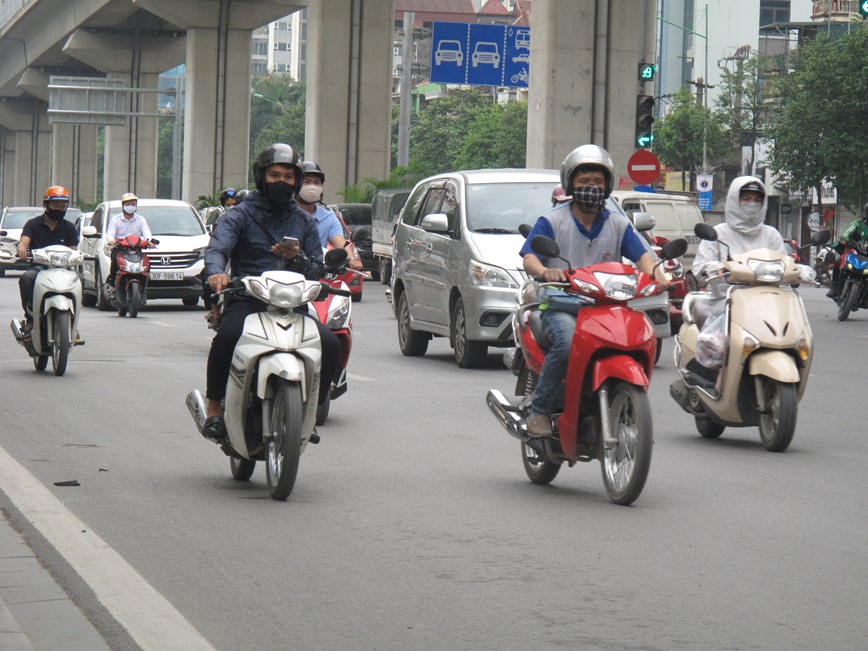 [Anh] Ha Noi: Duong pho dong duc trong ngay dau tuan - Hinh anh 3