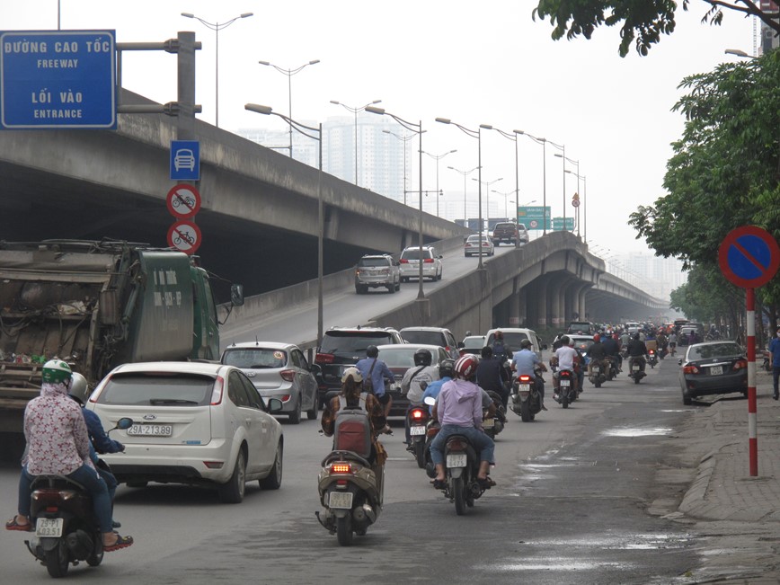 [Anh] Ha Noi: Duong pho dong duc trong ngay dau tuan - Hinh anh 7