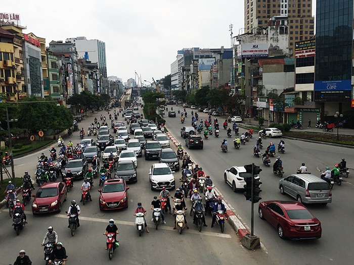 [Anh] Ha Noi: Duong pho dong duc trong ngay dau tuan - Hinh anh 1