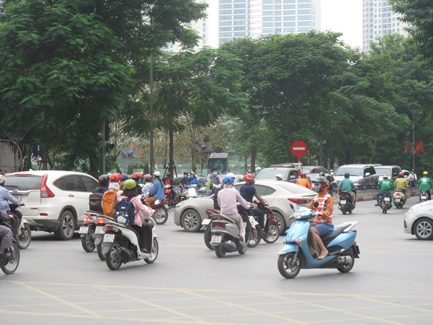 [Anh] Ha Noi: Duong pho dong duc trong ngay dau tuan - Hinh anh 8