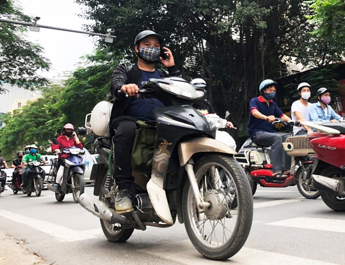 [Anh] Ha Noi: Duong pho dong duc trong ngay dau tuan - Hinh anh 9