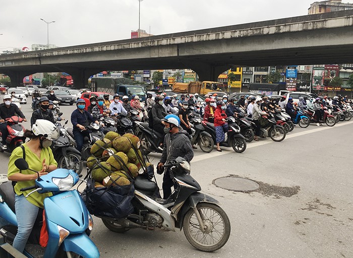 [Anh] Ha Noi: Duong pho dong duc trong ngay dau tuan - Hinh anh 2