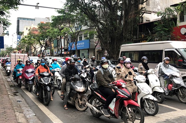 [Anh] Duong pho Ha Noi dong duc trong ngay dau tien sau cach ly xa hoi - Hinh anh 7