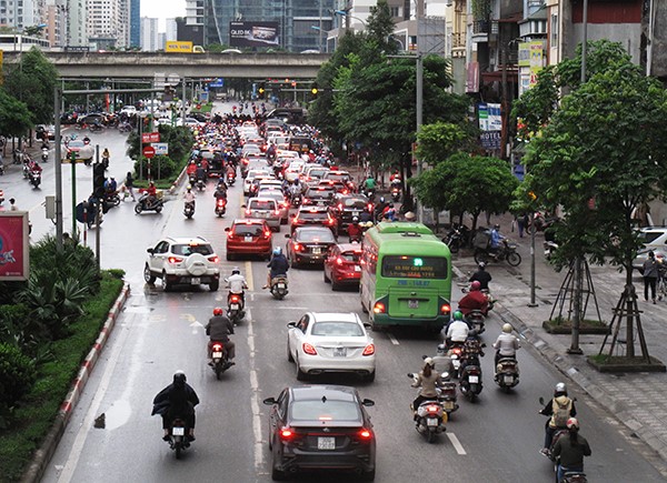 [Anh] Duong pho Ha Noi dong duc trong ngay dau tien sau cach ly xa hoi - Hinh anh 12