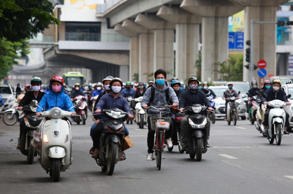 [Anh] Duong pho Ha Noi dong duc trong ngay dau tien sau cach ly xa hoi - Hinh anh 2