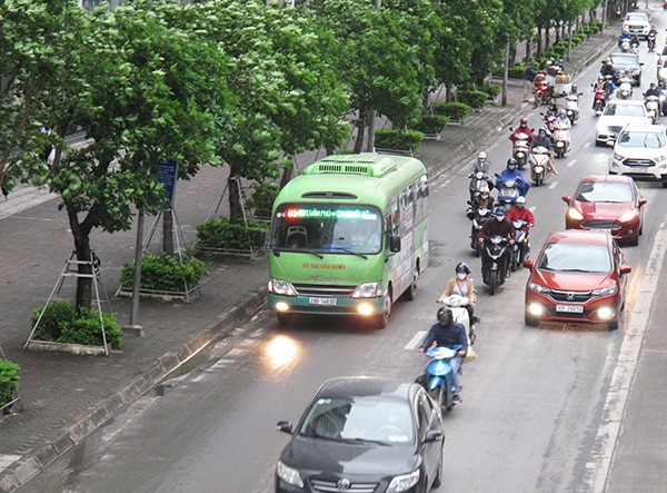 [Anh] Duong pho Ha Noi dong duc trong ngay dau tien sau cach ly xa hoi - Hinh anh 9