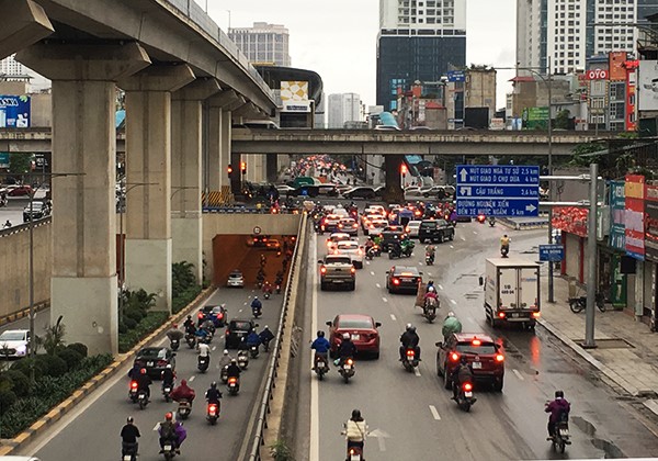 [Anh] Duong pho Ha Noi dong duc trong ngay dau tien sau cach ly xa hoi - Hinh anh 1