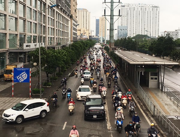 [Anh] Duong pho Ha Noi dong duc trong ngay dau tien sau cach ly xa hoi - Hinh anh 4