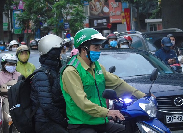 [Anh] Duong pho Ha Noi dong duc trong ngay dau tien sau cach ly xa hoi - Hinh anh 10