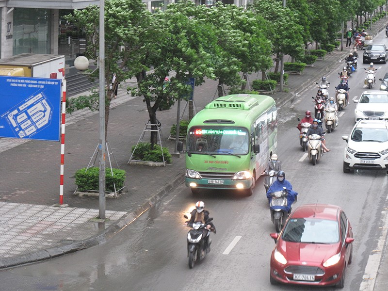 Ha Noi: Xe buyt, xe khach hoat dong tro lai sau khi noi long cach ly xa hoi - Hinh anh 3