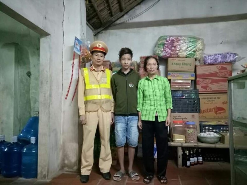 Ha Noi: CSGT khuyen bao, dua chau trai bo nha di lac ve voi gia dinh - Hinh anh 1