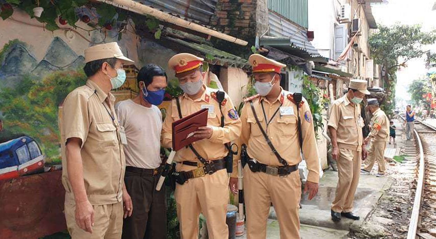 Quan Dong Da: Cac ho dan ven duong tau cam ket dam bao an toan duong sat - Hinh anh 1