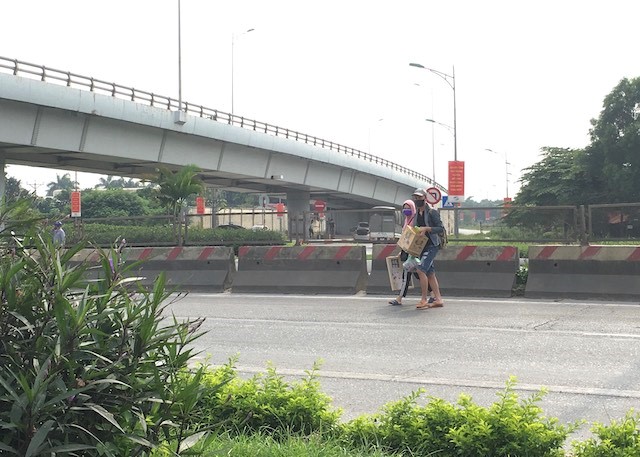 [Anh] Xe khach vo tu dung do, don tra khach doc duong Vo Van Kiet - Hinh anh 6