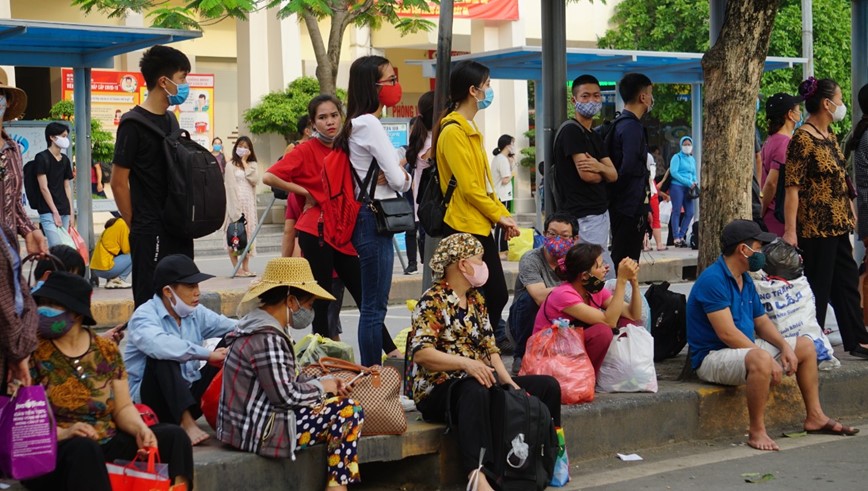 Mon moi cho doi tung chuyen buyt tai cac ben xe - Hinh anh 4