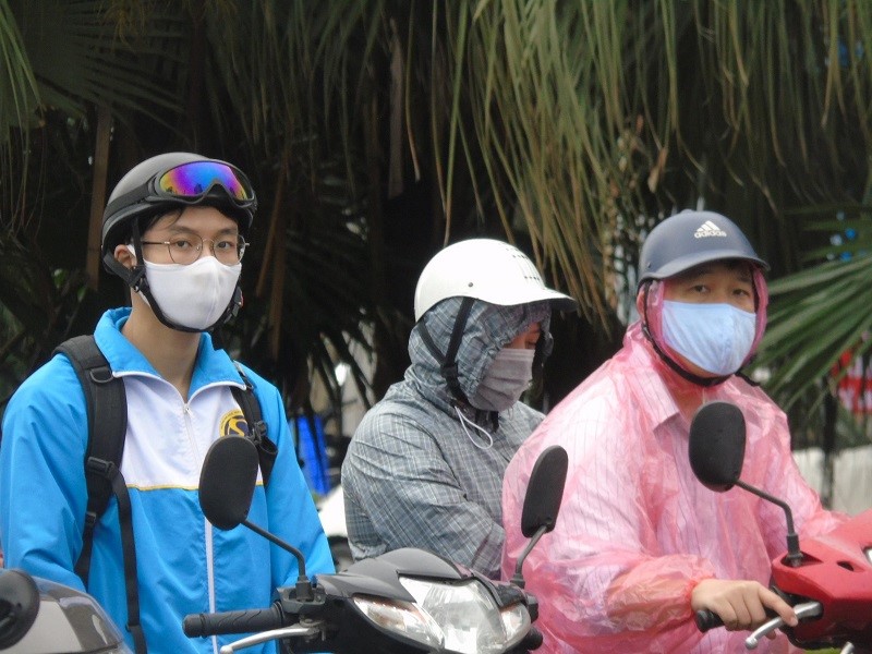 Duong pho Ha Noi sang 12/5: Diep khuc “cu mua la tac“ - Hinh anh 16