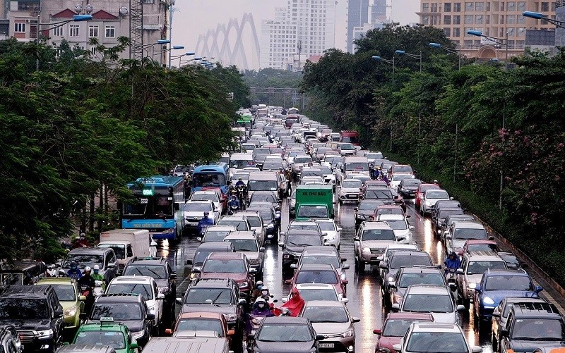 Duong pho Ha Noi sang 12/5: Diep khuc “cu mua la tac“ - Hinh anh 15