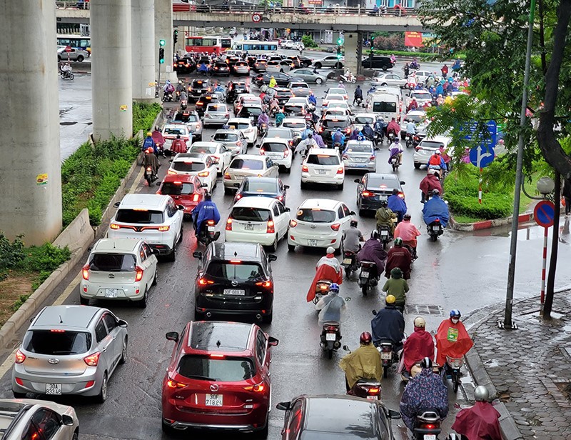 Duong pho Ha Noi sang 12/5: Diep khuc “cu mua la tac“ - Hinh anh 1