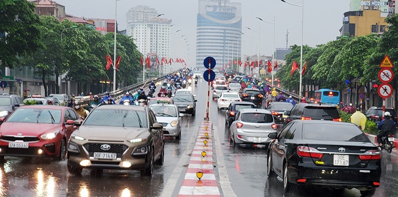 Duong pho Ha Noi sang 12/5: Diep khuc “cu mua la tac“ - Hinh anh 3