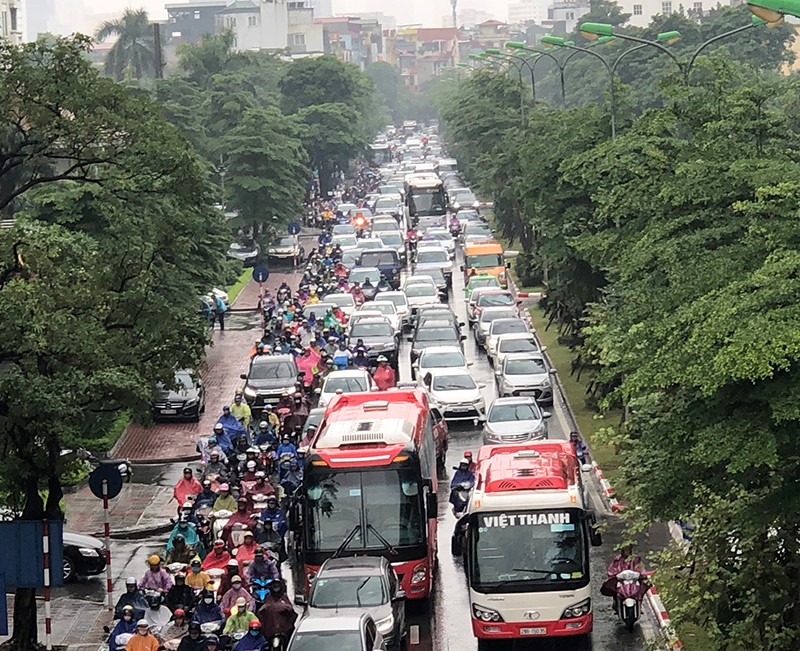 Duong pho Ha Noi sang 12/5: Diep khuc “cu mua la tac“ - Hinh anh 4