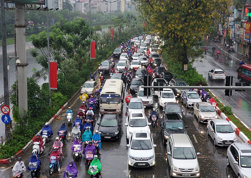 Duong pho Ha Noi sang 12/5: Diep khuc “cu mua la tac“ - Hinh anh 6