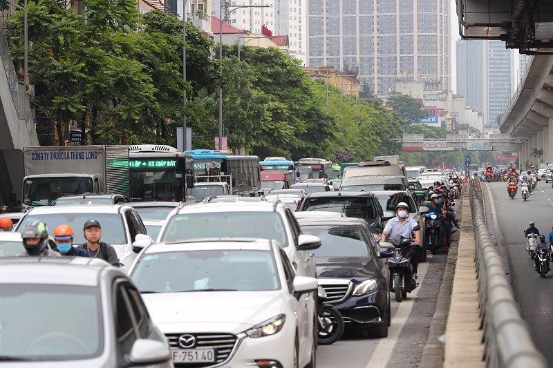 Duong pho Ha Noi sang 12/5: Diep khuc “cu mua la tac“ - Hinh anh 14