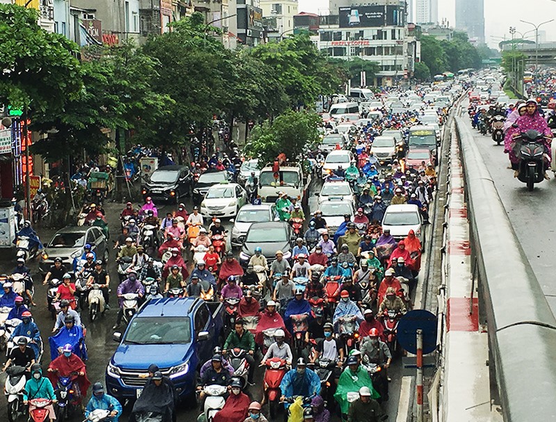 Duong pho Ha Noi sang 12/5: Diep khuc “cu mua la tac“ - Hinh anh 12