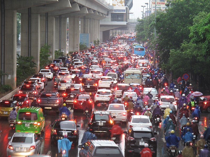 Duong pho Ha Noi sang 12/5: Diep khuc “cu mua la tac“ - Hinh anh 11