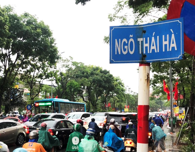 Duong pho Ha Noi sang 12/5: Diep khuc “cu mua la tac“ - Hinh anh 8