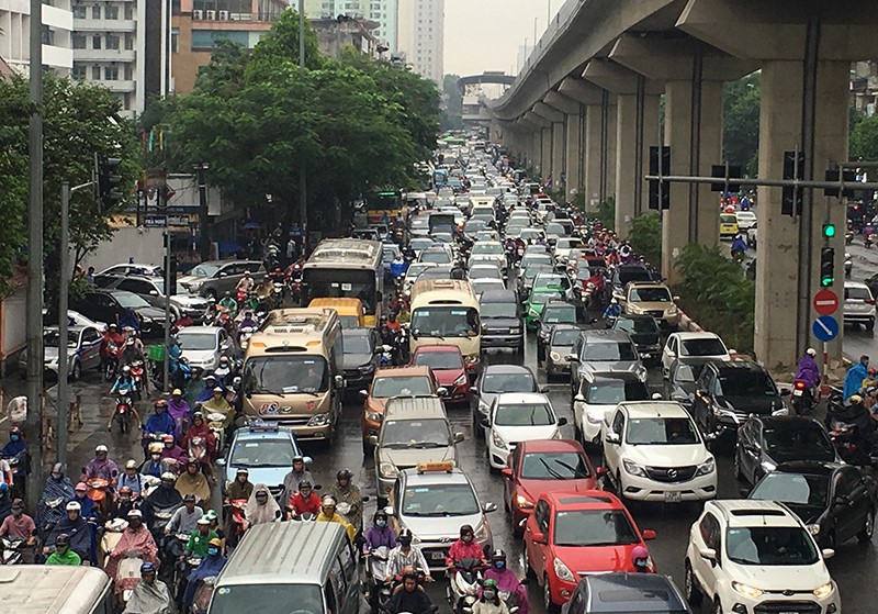 Duong pho Ha Noi sang 12/5: Diep khuc “cu mua la tac“ - Hinh anh 9