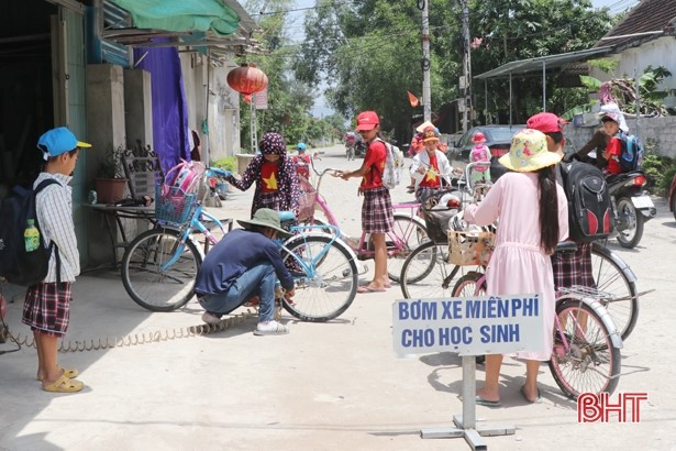 Ha Tinh: Anh tho co khi tu nguyen bom va xe mien phi giup hoc sinh - Hinh anh 2