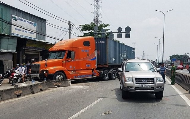 TP Ho Chi Minh: Xe container dam o to 7 cho, 1 chau be nhap vien - Hinh anh 1