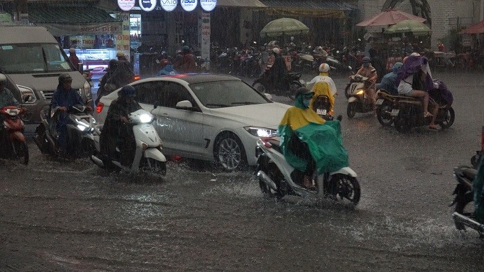 TP Ho Chi Minh: Mua lon tren dien rong vao luc tan tam, mot so tuyen duong bi un u - Hinh anh 1